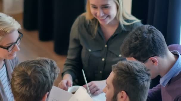 Proyecto de trabajo en equipo y planificación de la diversidad de la puesta en marcha — Vídeos de Stock