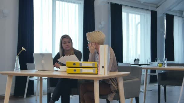 Δύο γυναίκες συναδέλφους μιλώντας στο γραφείο — Αρχείο Βίντεο