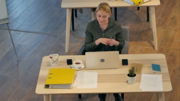 Junge Frau spricht in modernem Büro vor Webkamera — Stockvideo