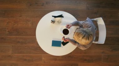 Hoş kadın sabah kafede kahve içme