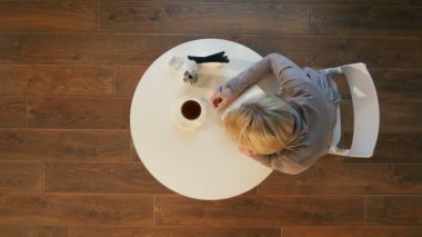 Kafede oturan bir defter notları genç çekici iş kadını yapar