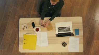 Güzel kadın selfie akıllı ofis