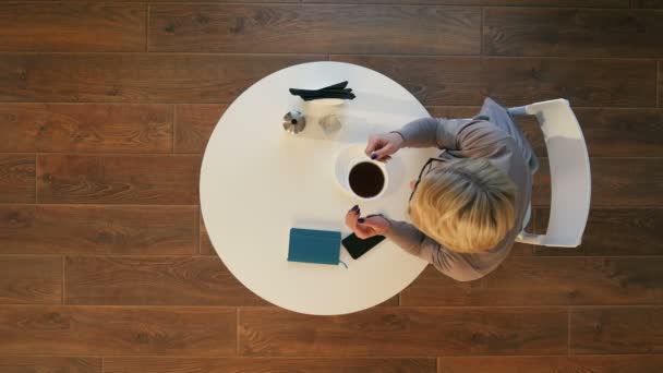 Mujer agradable beber café en la cafetería por la mañana — Vídeos de Stock