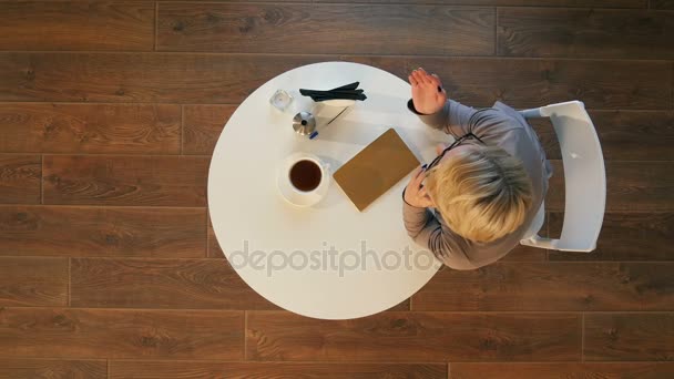 Jeune femme heureuse parlant sur téléphone portable avec un ami tout en étant assis seul dans un café moderne — Video