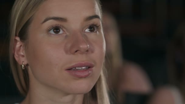Jeune couple regardant un film au cinéma 