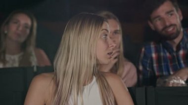 Kaba adam ve kadın sinema çevre koltuklarda rahatsız edici kadına söz