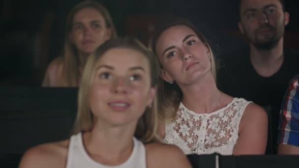 Gruppe von Freunden schaut einen Film im Kino und applaudiert am Ende — Stockvideo