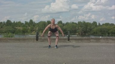 Kadın atlet CrossFit deadlifts açık havada yapıyor