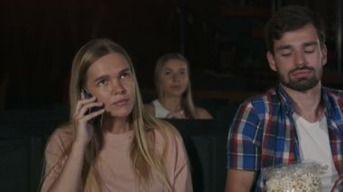 Telefondaki kadın sinemada film sırasında can sıkıcı