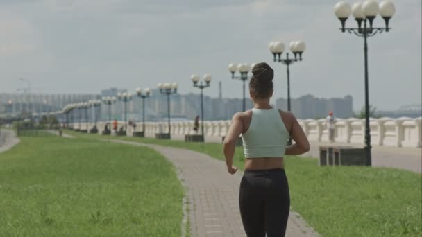 Mulher bonita correndo durante o dia — Vídeo de Stock