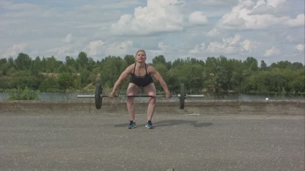 Atleta donna che fa cross fit deadlifts all'aperto — Video Stock