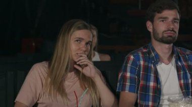 Korkmuş bir kız elleri sinema korku filmi izlerken gözlerini kapatma