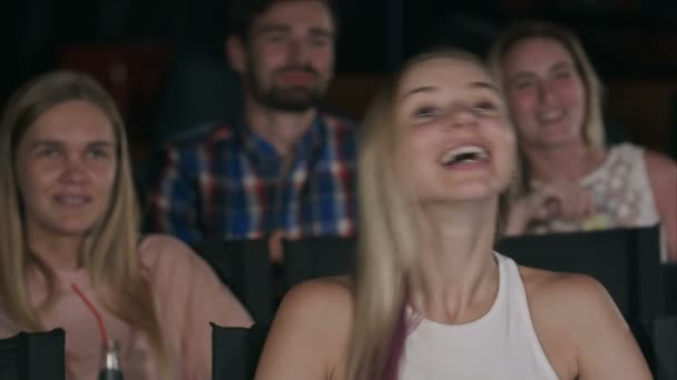 극장에서 코미디 영화를 보고 행복 친구 — 비디오