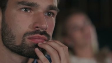 Dalgın delikanlı tiyatro film izlemek