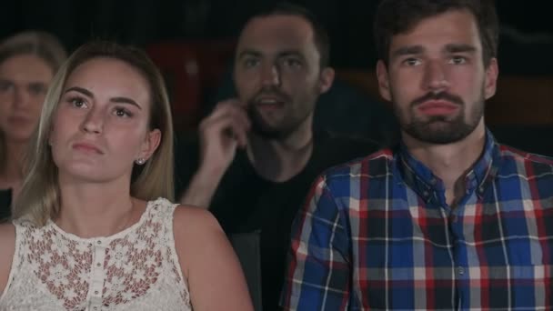 Jovens assistem filmes e se movem com boa música no cinema — Vídeo de Stock