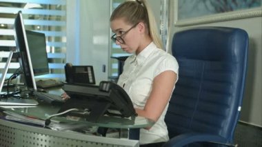 iş kadını ofiste dizüstü bilgisayarda yazarak