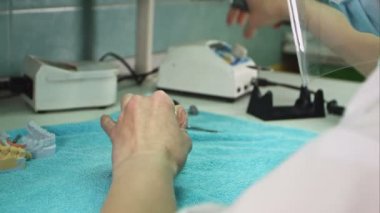 Diş implantı yapmak diş laboratuvar personeli