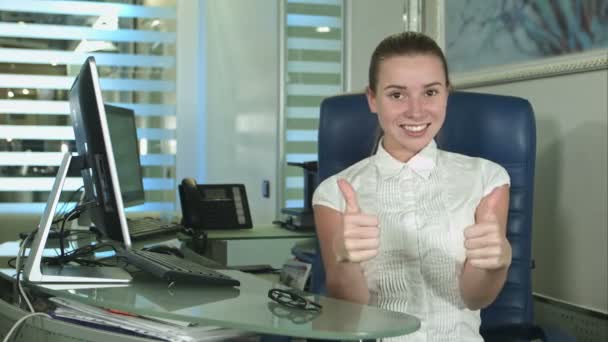 Trabalhador de escritório alegre mostrando polegares para cima olhando para a câmera — Vídeo de Stock