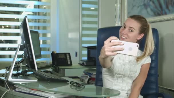 Tomar selfie en la oficina mientras se trabaja — Vídeo de stock
