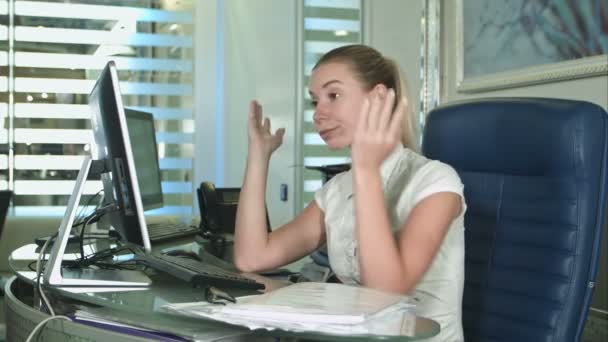 Злой офисный работник сидит за столом в офисе — стоковое видео