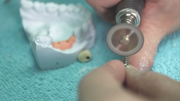 Técnico de laboratório que fabrica uma prótese dentária — Vídeo de Stock