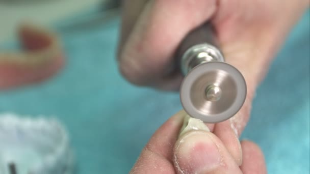 Techniker in einem Dentallabor zur Herstellung einer Prothese — Stockvideo