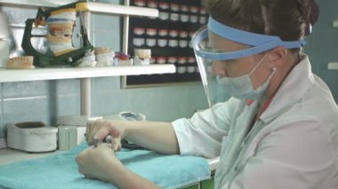 Diş Protez diş laboratuarında yapım teknisyeni