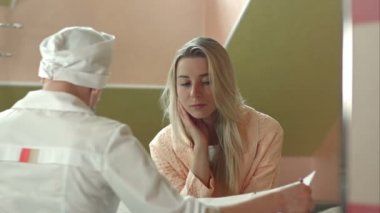 Kadın hasta hastane odasında konuşma ile genç kadın doktor