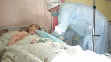 IV tüpü yerleştirmek için hazırlanıyor hasta ven hemşire