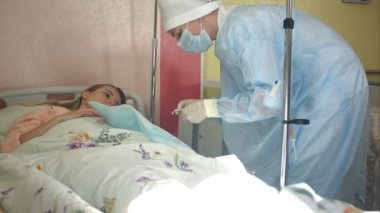 IV tüpü yerleştirmek için hazırlama kadın hasta kol hemşire