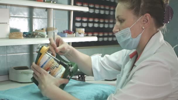 Dentysta ręce, trzymając szczęki, Dokonywanie implantu — Wideo stockowe