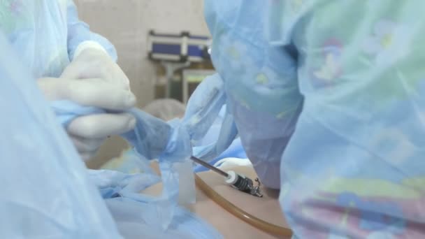 Los cirujanos siguen la cirugía laparoscópica — Vídeos de Stock