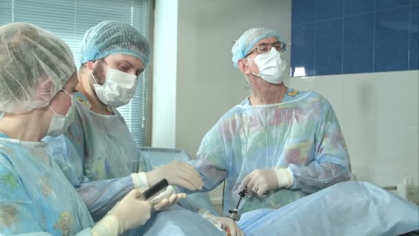 Personel medyczny w sali opearing robi pomyślnego zakończenia zabiegu chirurgicznego — Wideo stockowe