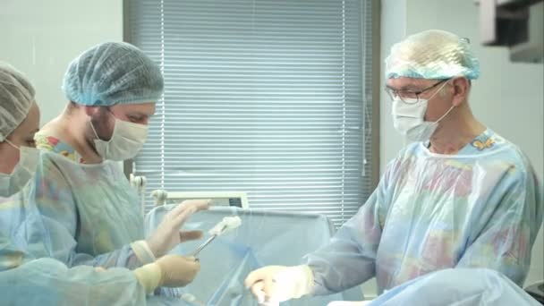 Avslutande av kirurgisk operation — Stockvideo