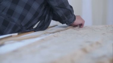 Moda Tasarımcısı yeni koleksiyon üzerinde çalışma