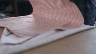 Kadının katlama kumaş ahşap masa üzerine eller