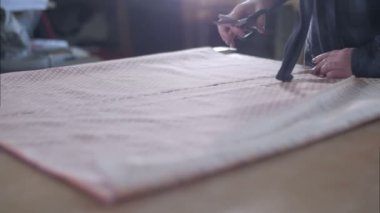 terzi studio kesim kumaş, ayrıntılı el makası ile çalışma