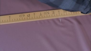 Kumaş kesme için tebeşir ile işaretleme Tailo