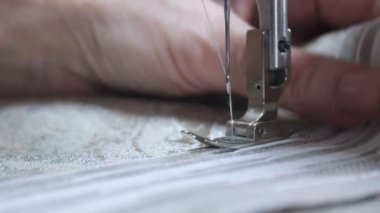 Dikiş makinesi ile çalışan tasarımcı