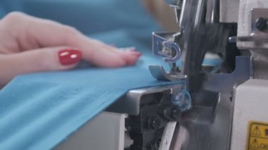 Bir quilter yorgan üst için renkli kumaş kesme adet dikiş
