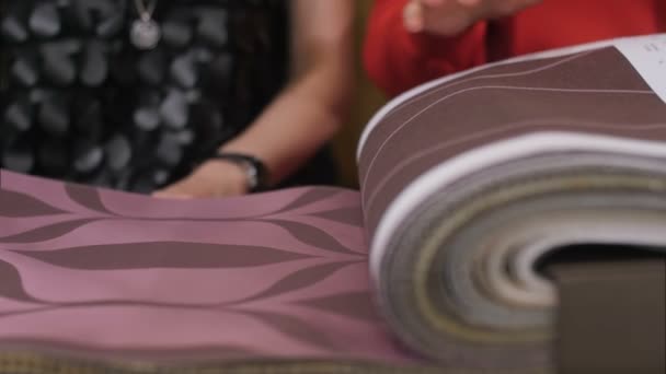 Anonymní žena při pohledu na tkaniny vzorů a barev — Stock video