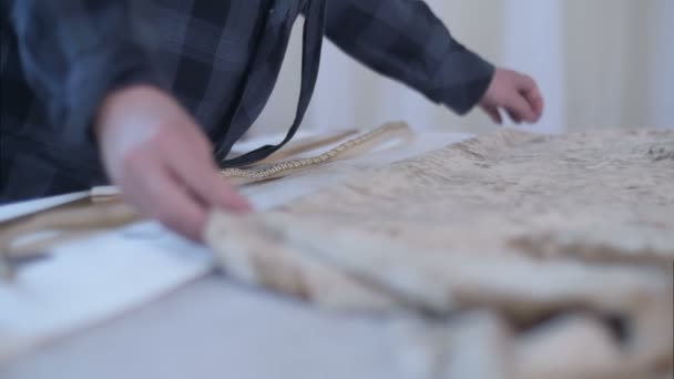 Designer travaillant sur bureau avec tissu — Video