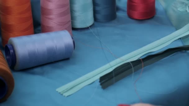 Travail de couture avec le vêtement 