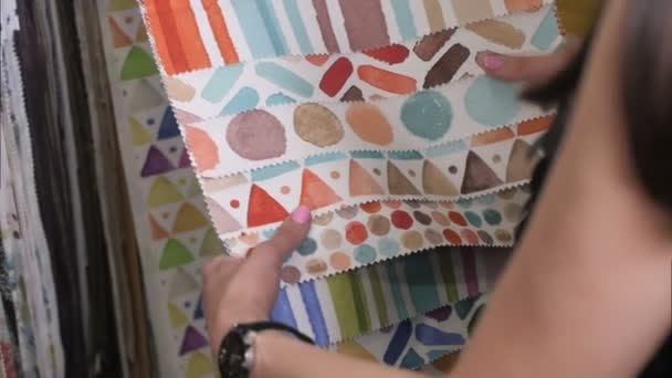 Mulher comum escolhendo tecido interessante na loja têxtil — Vídeo de Stock
