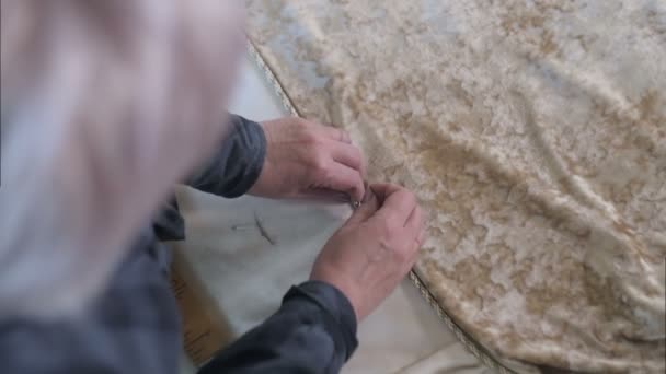 Manos de sastre femeninas trabajando con tela y aguja en taller — Vídeo de stock