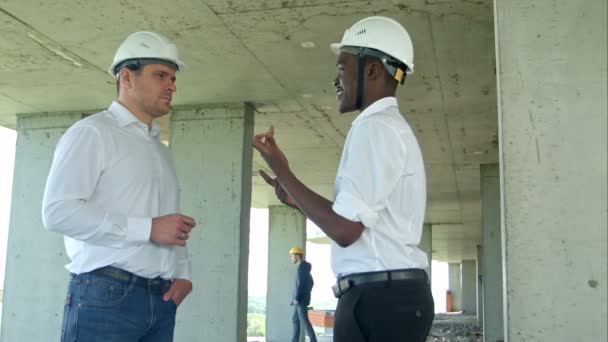 Geschäftsmann schüttelt Bauarbeiter auf Baustelle die Hand — Stockvideo