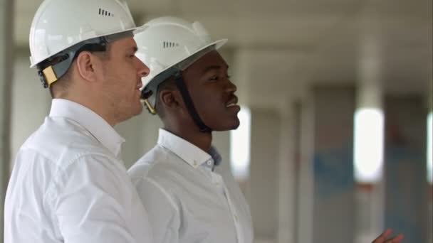 Dos hombres de negocios discutiendo proyecto en obra — Vídeo de stock