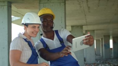Selfie inşaat sitesinde alarak komik işçi