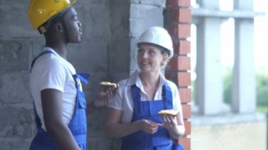 İnşaat işçileri bir sandviç yemek ve sohbet ara