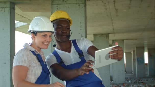 Trabajadores divertidos tomando selfie en sitio de contrucción — Vídeos de Stock